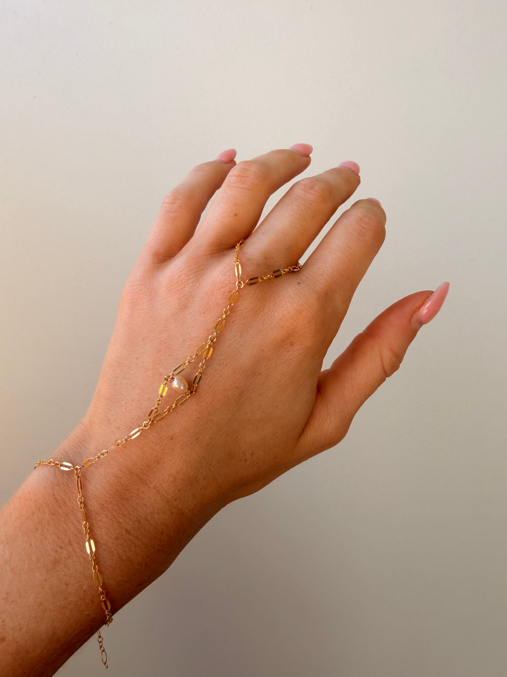 Delphine Handchain