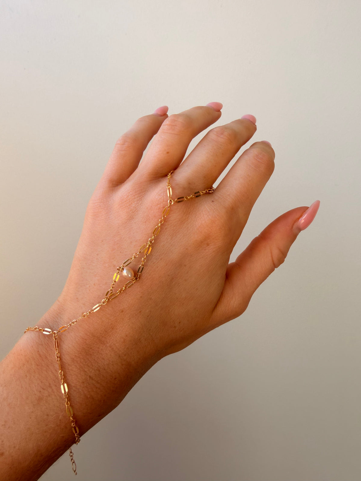 Delphine Handchain